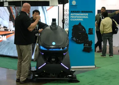 Floor cleaning robot